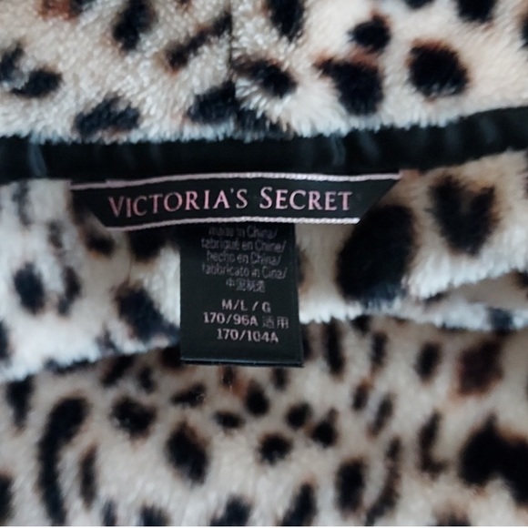 Victoria’s Secret Short Cozy Plush Leopard Robe w/Belt SZ M/L - Picture 5 of 6